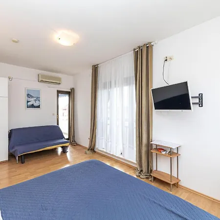Apartment Stunning In Kastel Stafilic Kastela